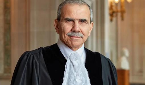 نواف سلام يرتدي زي القضاة في محكمة العدل الدولية