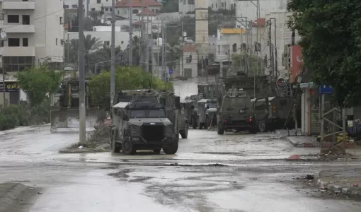 قوات الاحتلال خلال مداهمة مخيم طولكرم للاجئين بالضفة الغربية قوات الاحتلال خلال مداهمة مخيم طولكرم للاجئين بالضفة الغربية 7/1/2025 | المصدر: وكالة الأنباء الألمانية