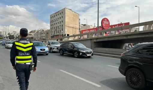 شرطي مرور يقف على جانب الطريق شرطي مرور يقف على جانب الطريق