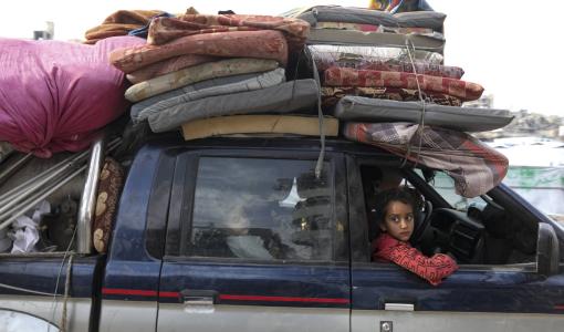 طفلة غزية تركب سيارة للعودة إلى شمال غزة | المصدر: الوكالة الأوروبية للصور الصحفية