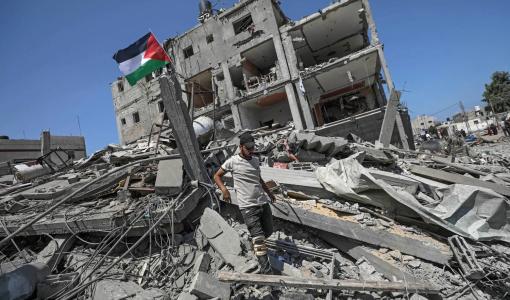 فلسطيني نازح يتفقد منزله في دير البلح بقطاع غزة 8/2024 |المصدر : أسوشيتيد برس