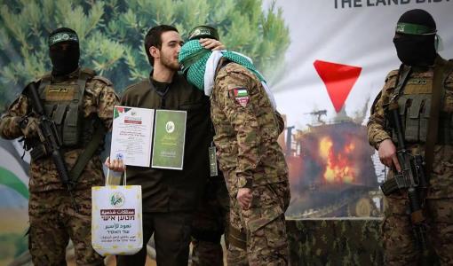 الأسير الإسرائيلي السابق عومير شيم توف يقبل رأس أحد المجاهدين في كتائب القسام 22/2/2025 | المصدر: كتائب القسام