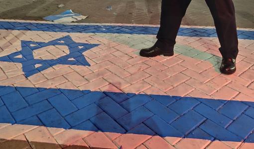 المحامي وليد العدوان يدوس علم الاحتلال المحامي وليد العدوان يدوس علم الاحتلال