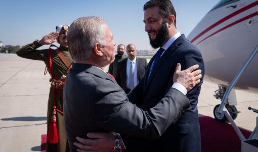 الملك عبد الله الثاني يستقبل الرئيس السوري  أحمد الشرع في مطار ماركا الملك عبد الله الثاني يستقبل الرئيس السوري  أحمد الشرع في مطار ماركا 26/2/2025 | المصدر: الديوان الملكي الهاشمي