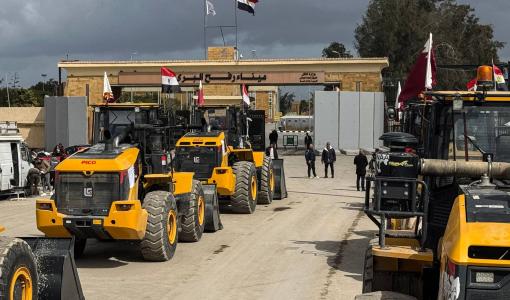 آليات بناء ثقيلة على الجانب المصري من معبر رفح في انتظار السماح بإدخالها إلى قطاع غزة | المصدر: وكالة الأنباء الفرنسية