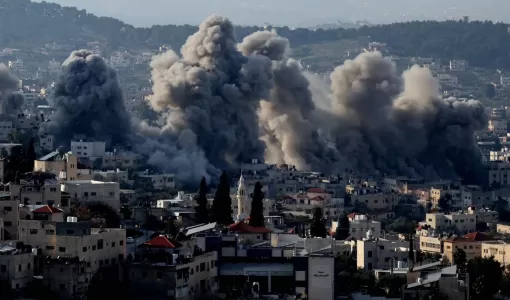 أعمدة الدخان ترتفع من مبان سكنية نسفها جيش الاحتلال في مخيم جنين بالضفة الغربية أعمدة الدخان ترتفع من مبان سكنية نسفها جيش الاحتلال في مخيم جنين بالضفة الغربية 2/2/2025 | المصدر: الوكالة الأوروبية للصور الصحفية