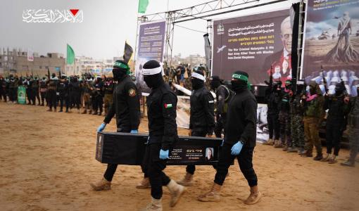 جانب من تسليم المقاومة الفلسطينية جثث 4 أسرى إسرائيليين للصليب الأحمر - خانيونس جنوبي قطاع غزة 20/2/2025