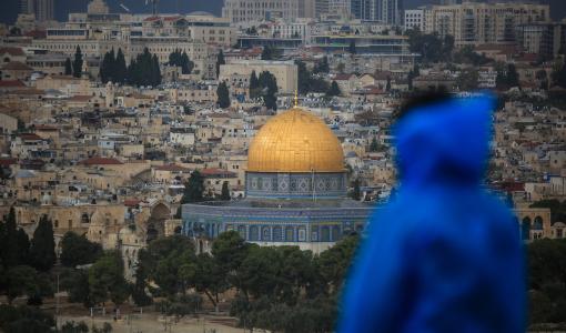فلسطيني ينظر لقبة الصخرة فلسطيني ينظر لقبة الصخرة | المصدر: المركز الفلسطيني للإعلام