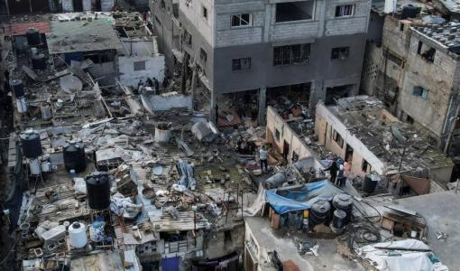 فلسطينيون يتجمعون في موقع غارة إسرائيلية على منزل بقطاع غزة | المصدر: رويترز