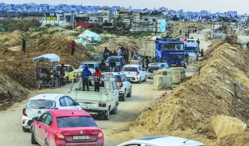 غزيون في طريقهم إلى منازلهم في شمال القطاع بعد انسحاب الاحتلال من معبر نتساريم 9/2/2025 | المصدر: وكالة الأنباء الألمانية