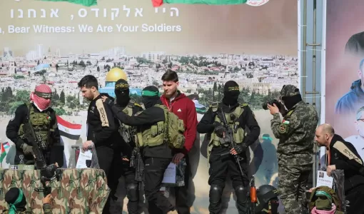 جانب من تسليم الأسرى الإسرائيليين خلال عملية التبادل السادسة في خانيونس جنوب قطاع غزة 15/2/2025 | المصدر: