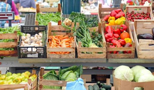 خضار وفواكه في أحد المتاجر