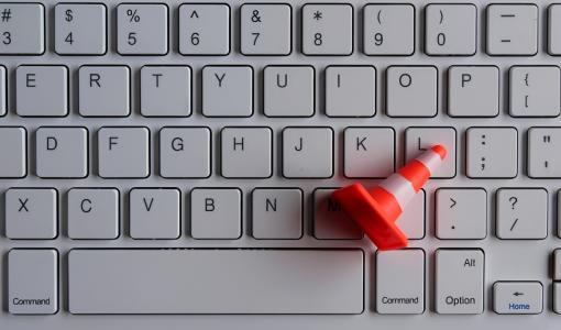 لوحة مفاتيح مع لافتة تحذيرية | تعبيرية