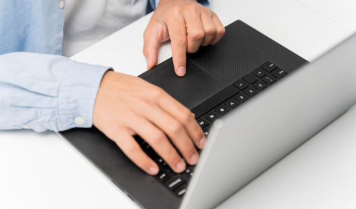 رجل يستخدم لابتوب | تعبيرية