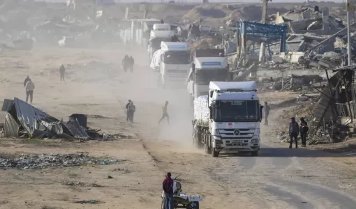 شاحنات محملة بالمساعدات الإنسانية تدخل قطاع غزة من مصر في مدينة رفح جنوب غزة | المصدر: أسوشييتد برس