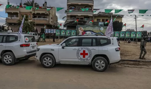 سيارات تابعة للصليب الأحمر خلال تسليم 3 أسرى إسرائيليين بدير البلح 8/2/2025 | المصدر: وكالة الأنباء الألمانية