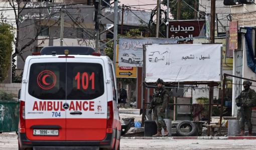 سيارة إسعاف تمر بجانب نقطة تفتيش أقامها الاحتلال خلال مداهمة مخيم نور شمس للاجئين بالقرب من طولكرم سيارة إسعاف تمر بجانب نقطة تفتيش أقامها الاحتلال خلال مداهمة مخيم نور شمس للاجئين بالقرب من طولكرم | المصدر: وكالة الأنباء الفرنسية