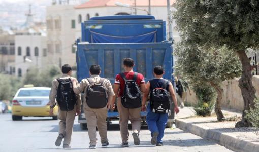 صورة أرشيفية لطلبة مدارس في شارع عام في عمّان | المصدر: المملكة