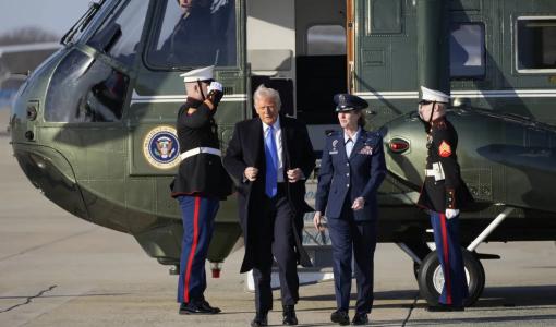 ترامب ينزل من الطائرة الرئاسية في قاعدة أندروز المشتركة في ولاية ماريلاند 7/2/2025 | المصدر: أسوشييتد برس