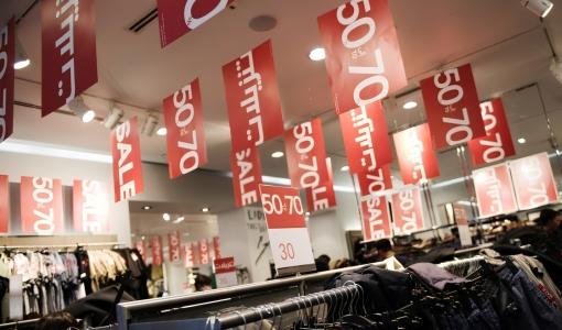 يافطة تخفيضات