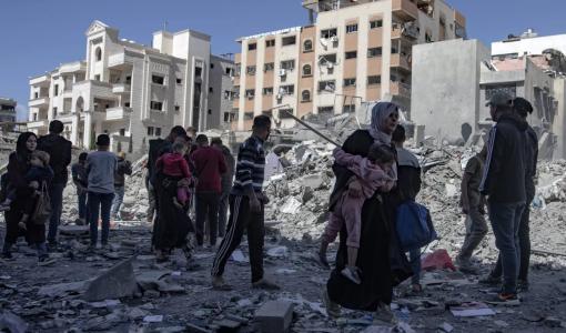 فلسطينيون يسيرون وسط الدمار  الذي خلفه العدوان الإسرائيلي بعد غارة جوية شمال غزة 19/3/2025 | المصدر: الوكالة الأوروبية للصور