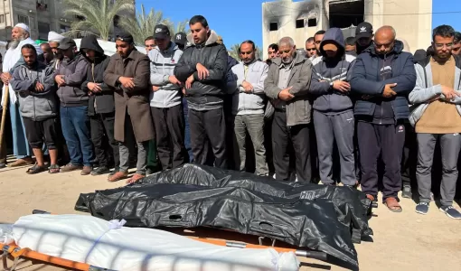 أداء صلاة الجنازة على فلسطينيين استشهدوا بقصف إسرائيلي استهدف مجمع ناصر الطبي أداء صلاة الجنازة على فلسطينيين استشهدوا بقصف إسرائيلي استهدف مجمع ناصر الطبي في خانيونس جنوب قطاع غزة | المصدر: رويترز