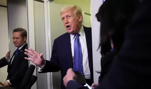 الرئيس الأميركي دونالد ترمب يتحدث للصحافيين على متن الطائرة الرئاسية خلال عودته لواشنطن | المصدر: رويترز