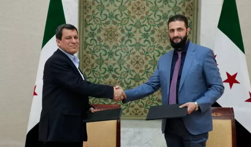 أحمد الشرع ومظلوم عبدي الرئيس السوري أحمد الشرع ومظلوم عبدي قائد قوات سوريا الديموقراطية يوقعان اتفاق دمج قسد في مؤسسات الدولة 10/3/2025 | المصدر: رويترز