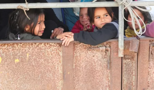 أطفال ينزحون قسرا من جباليا شمال غزة بعد أوامر إخلاء من جيش الاحتلال الإسرائيلي أطفال ينزحون قسرا من جباليا شمال غزة بعد أوامر إخلاء من جيش الاحتلال الإسرائيلي | المصدر: رويترز