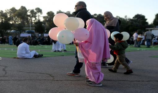 عائلة خلال خروجها من أحد مصليات العيد أرشيفية لعائلة خلال خروجها من أحد مصليات العيد | المصدر: المملكة