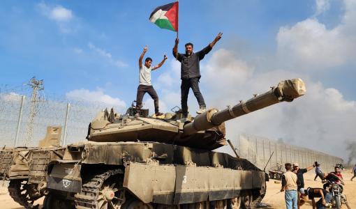 فلسطينيون فوق دبابة للاحتلال يوم طوفان الأقصى