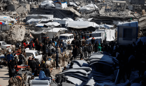 فلسطينيون في مخيم جباليا يتجمعون لتلقي المساعدات التي تقدمها الأونروا بعد منع الاحتلال دخول المساعدات 2/3/2025 | المصدر: رويترز