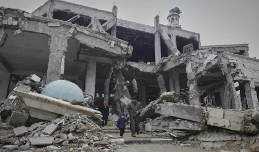 فلسطينيون يغادرون مسجد الإمام الشافعي الذي دمره العدوان الإسرائيلي في حي الزيتون بمدينة غزة | المصدر: أسوشييتد برس