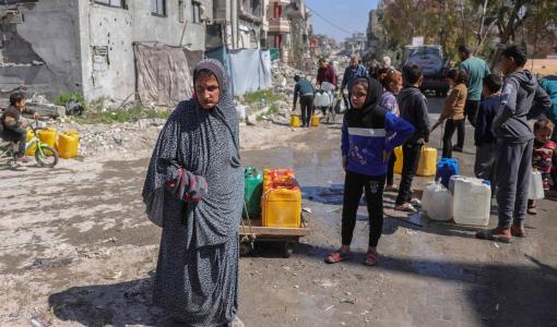 فلسطينيون يصطفون لملء عبواتهم بالماء في مخيم للنازحين غرب جباليا بشمال غزة 11/3/2025 | المصدر: وكالة الأنباء الفرنسية