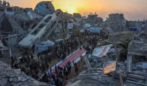 فلسطينيون يتناولون إفطارهم وسط الدمار في بيت لاهيا شمال قطاع غزة | المصدر: وكالة الأنباء الفرنسية