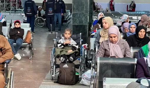 فتى فلسطيني مريض بالسرطان تم إجلاؤه من قطاع غزة في معبر رفح فتى فلسطيني مريض بالسرطان تم إجلاؤه من قطاع غزة في معبر رفح 19/12/2023 | المصدر: وكالة الأنباء الفرنسية
