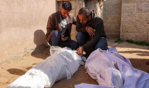 جثمان شهيدين إثر غارات الاحتلال على بيت لاهيا 15/3/2025 | المصدر: وكالة الأنباء الفرنسية