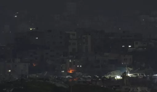 مباني مدمرة وسط الظلام بعد هجمات إسرائيلية على قطاع غزة | المصدر: أسوشييتد برس