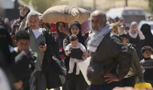 نازحون فلسطينيون من مدينة رفح مع استمرار القصف الإسرائيلي يصلون إلى خانيونس | المصدر: أسوشييتد برس