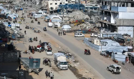 نازحون على محور رئيسي في بيت لاهيا شمال قطاع غزة نازحون على محور رئيسي في بيت لاهيا شمال قطاع غزة 25/3/2025 | المصدر: وكالة الأنباء الفرنسية