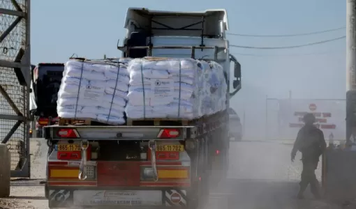 أرشيفية لشاحنة مساعدات متجهة إلى قطاع غزة عند معبر كرم أبو سالم | المصدر: رويترز