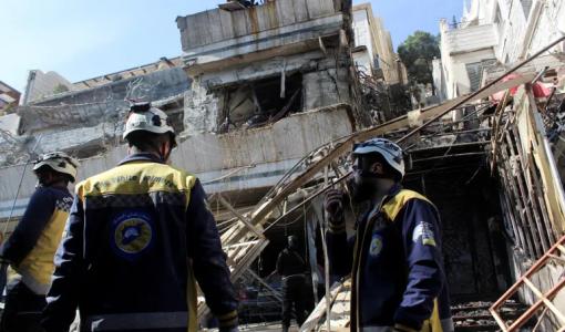 أفراد من الدفاع المدني بالقرب من موقع قصفته "إسرائيل" في دمشق 13/3/2025 | المصدر: رويترز