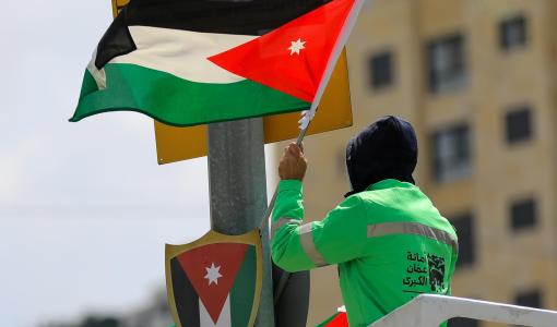 عامل نظافة يرفع العلم الأردني ضمن احتفالات أمانة عمان بيوم العلم | المصدر: أمانة عمان