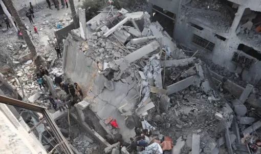 أنقاض منزل في دير البلح وسط قطاع غزة بعد أن قصفته غارات الاحتلال أنقاض منزل في دير البلح وسط قطاع غزة بعد أن قصفته غارات الاحتلال | المصدر: رويترز