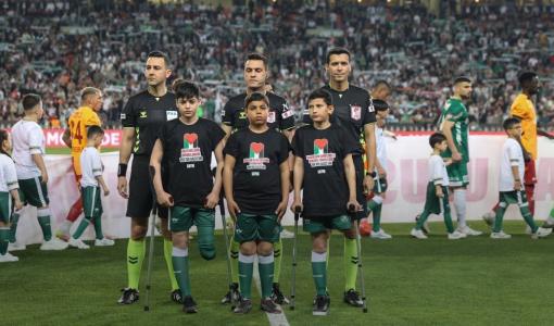 أطفال مصابون من غزة يفتتحون مباراة كأس تركيا | المصدر: الأناضول