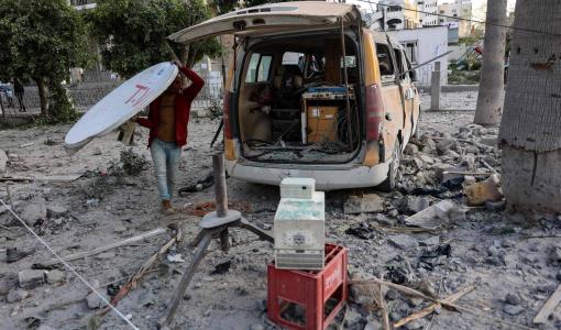 دمار في محيط المستشفى المعمداني بغزة بعد استهداف الاحتلال للمستشفى 13/4/2025 | المصدر: وكالة الأنباء الفرنسية