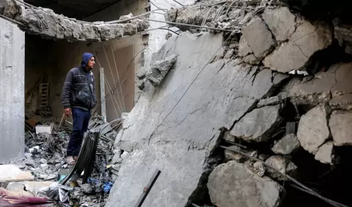 فلسطيني بين أنقاض مبنى دمره العدوان الإسرائيلي في جباليا شمال قطاع غزة فلسطيني بين أنقاض مبنى دمره العدوان الإسرائيلي في جباليا شمال قطاع غزة | المصدر: وكالة الأنباء الفرنسية