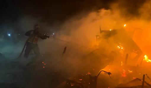 فلسطينيون يحاولون إخماد النيران بعد غارة جوية إسرائيلية على خيام تؤوي نازحين في  مواصي خانيونس جنوب قطاع غزة فلسطينيون يحاولون إخماد النيران بعد غارة جوية إسرائيلية على خيام تؤوي نازحين في  مواصي خانيونس جنوب قطاع غزة 17/14/2025 | المصدر: رويترز