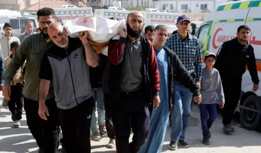 فلسطينيون يشيعون شهداءهم في خانيونس جنوب قطاع غزة فلسطينيون يشيعون شهداءهم في خانيونس جنوب قطاع غزة 19/4/2025 | المصدر: رويترز