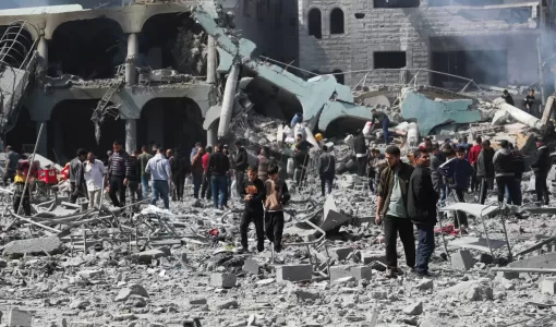 فلسطينيون يتفقدون الأضرار التي لحقت بمدرسة يلجأ إليها النازحون بعد قصف إسرائيلي في مدينة غزة | المصدر: رويترز